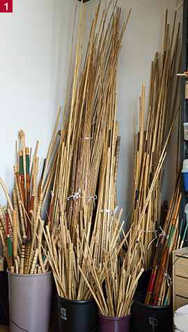 和竿の材料となる竹および製作中の竿。竹はこのほかにもストックがある