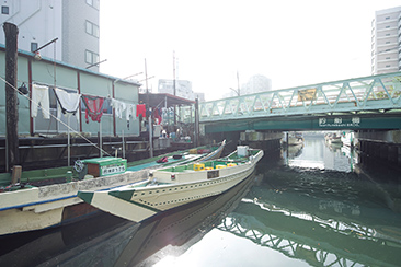 釣船橋から出航する前の「冨士見丸」