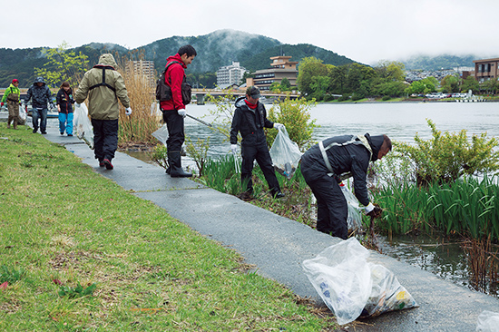 琵琶湖畔を清掃する釣り人たち。大人に混ざって奮闘する子どもの姿も