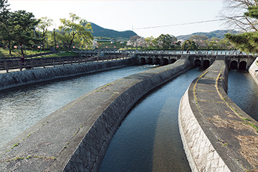 笠井堰で取水された高梁川の水は、酒津配水池から倉敷市や周辺の農地などに配られる