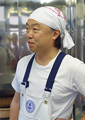 「佃源 田中屋」七代目店主の海老原力さん。毎朝5時に起きて佃煮をつくる