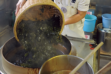 刻んだ昆布を鍋に入れてタレで煮込む