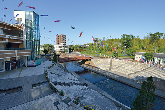 鹿屋市市民交流センター「リナシティかのや」の前を流れる肝属川。