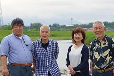 40年にわたり活動を続けてきた姶良川河川愛護会の皆さん。右から代表の小浜昭二さん、事務局長の二間瀬真由美さん、本村和明さん、河野正文さん