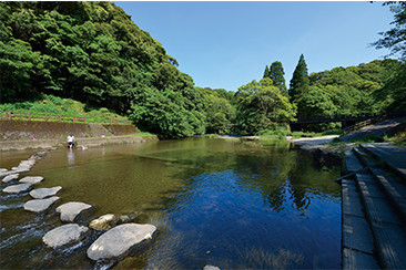 吾平山上陵付近の姶良川は神の川の名にふさわしい清らかな流れ