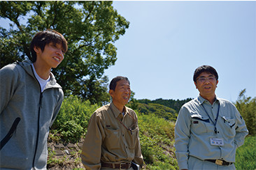 川原園井堰まで案内してくださった串良町土地改良区の新町浩さん（中央）と鹿屋市産業建設課の新留淳一さん（右）