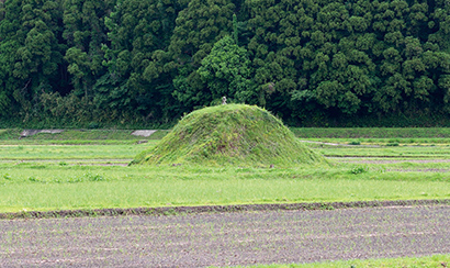 肝属川の扇頂（扇状地の始点）にある田の神像。