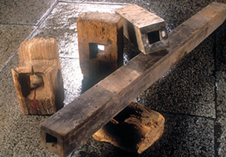 檜でつくられた木製の水道管と継手