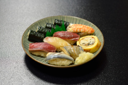 一般的な握り寿司よりも大ぶりな「再現江戸前握り寿司」を試食