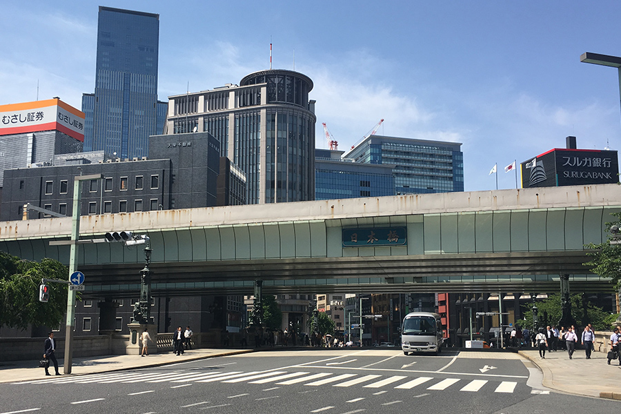 忍城の本丸跡に建てられた三階櫓（模擬）と堀