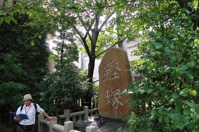 住吉神社内の「鰹塚」