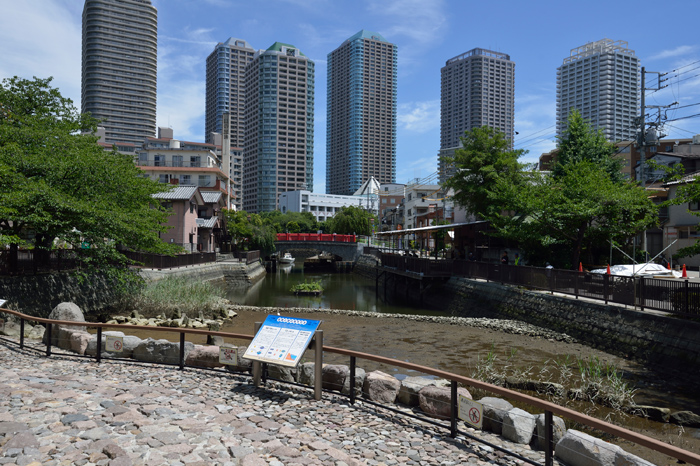 高層マンションを背にする佃小橋