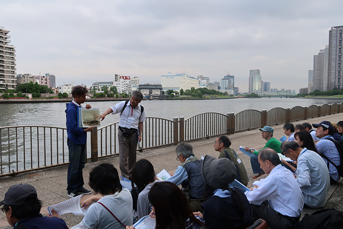 最終地点の隅田川では、参加者の皆さんから一言ずつ、街歩きの感想や講師に質問をしていただきました