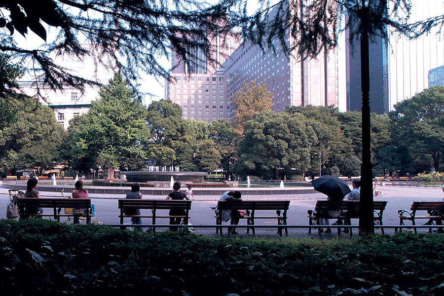 東京の日比谷公園、背後のビルは帝国ホテル。