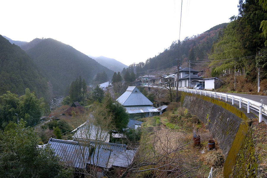 愛媛県新居浜市別子山地区の集落。一番奥にある片流れ屋根の建物が、別子山支所（役場）。
