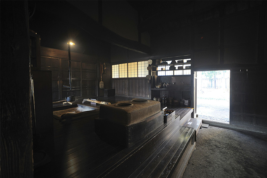 小金井市にある江戸東京博物館分館の「江戸東京たてもの園」7haの土地に30近くの歴史的な建物を移築し、復元、保存、展示している。