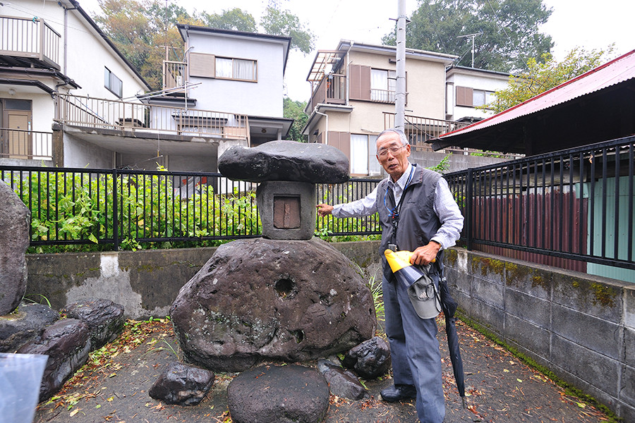 岩流瀬土手のそばにある文命宮。大脇さんが指を指し示している部分には、縦に2文字ずつ「水土」「大禹」「神祠」と刻まれている。