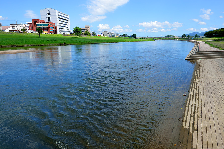福岡県直方市を流れる遠賀川。かつて筑豊炭鉱で真っ黒に汚された水は透明になったが、生活用水による汚れがあり、水質は依然として好ましい状態になっていない。