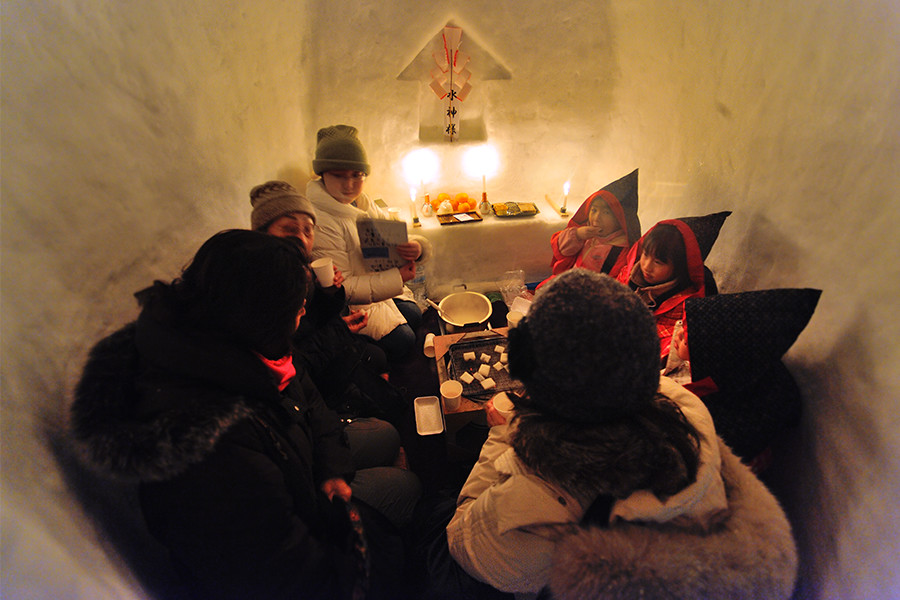 小正月に行なわれる秋田・横手のかまくら祭。雪でつくったかまくらには水神様を祀る。子どもたちにとってのおもてなしの空間だ。