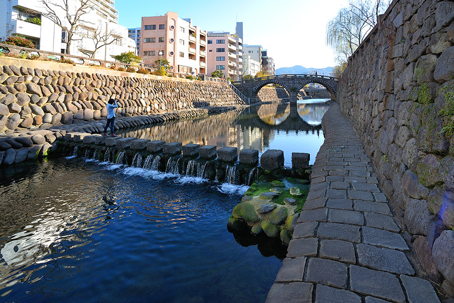 眼鏡橋。石垣や石畳の遊歩道、沈下橋などのしつらえも、味わいのうち。