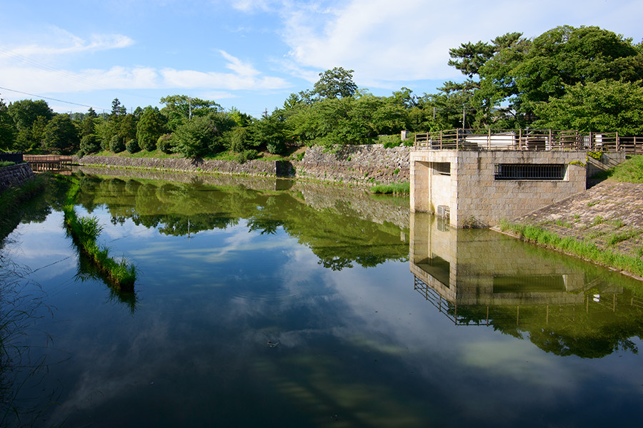 大和郡山城の内堀としても使われていた、農業用溜池〈鰻堀池〉を大和川総合治水対策事業の一環で整備し、1万5800Kの治水容量を持つ池へと生まれ変わらせた。