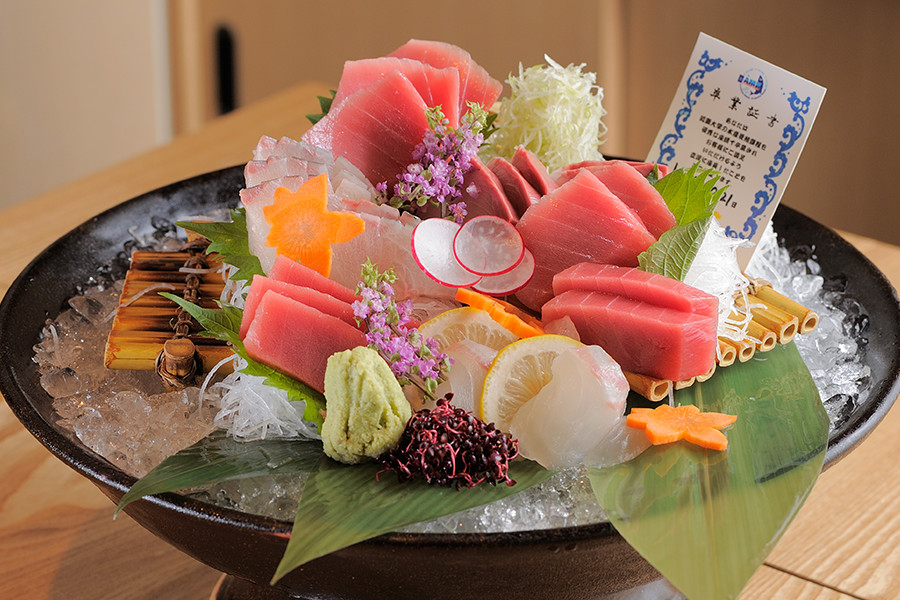 養殖魚の専門料理店「近大卒の魚と紀州の恵み 近畿大学水産研究所」が提供する「近大マグロと選抜鮮魚のお造り盛り」（各5貫）