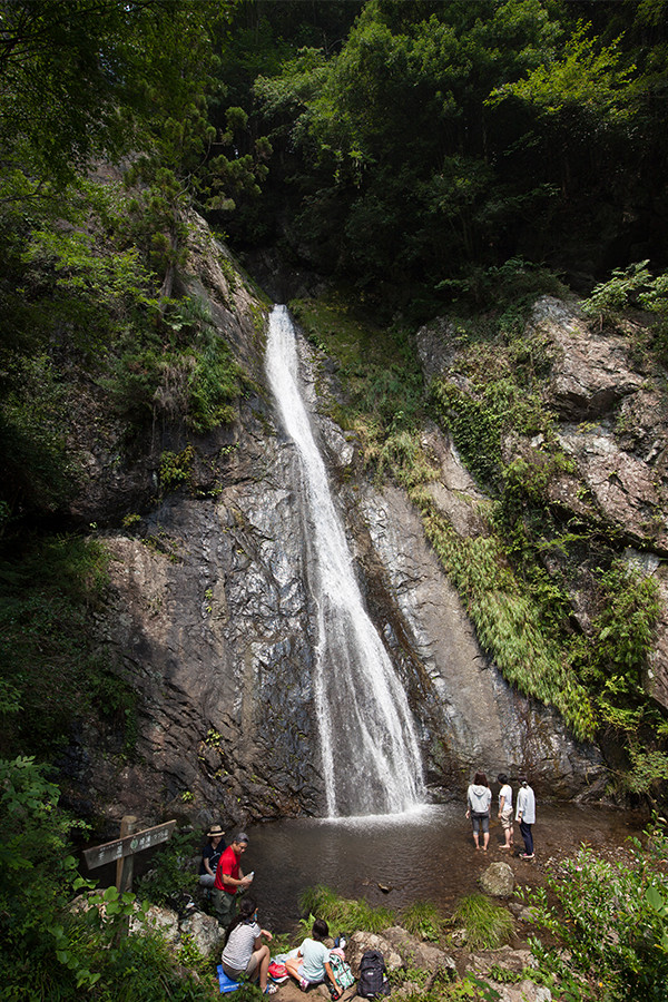 岩肌をまるで滑るように水が流れ落ちる、落差38mの天狗滝。