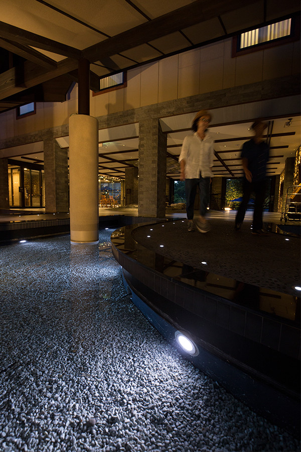 ウェルカムラウンジと客室ラウンジをつなぐ通路にある水の回廊「謌の道」。ライトアップによって幻想的な水空間が表現されている