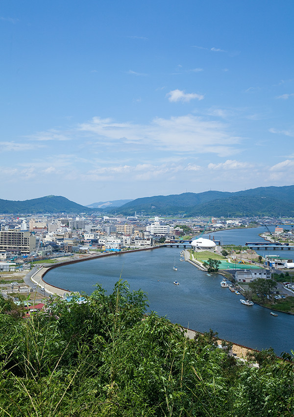 日和山公園から石巻市の市街地と旧北上川を望む