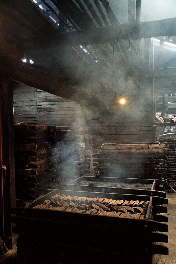 伊豆田子節の伝統製法「手火山式焙乾法」で蒸籠に入れたカツオをいぶし乾かす。