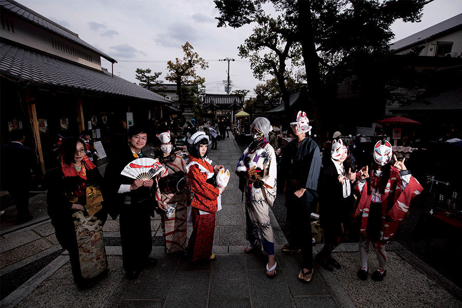 「妖怪アートフリマ モノノケ市」に出展していた若者たち。それぞれ趣向を凝らした仮装が見事