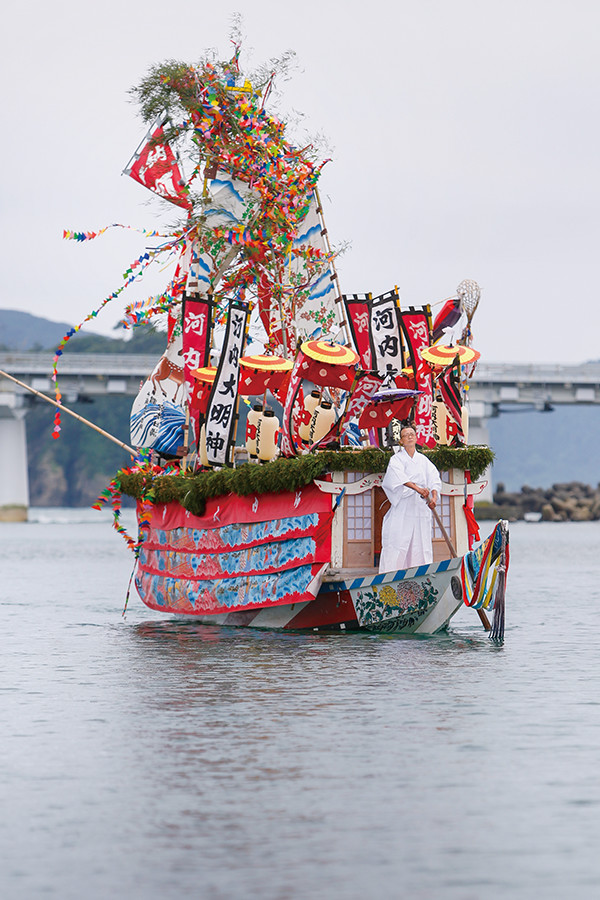 古座川の河口から3km上流にあるご神体「河内様（こおったま）」を目指す「御舟（みふね）」。古式捕鯨の鯨舟に装飾を施したものだ