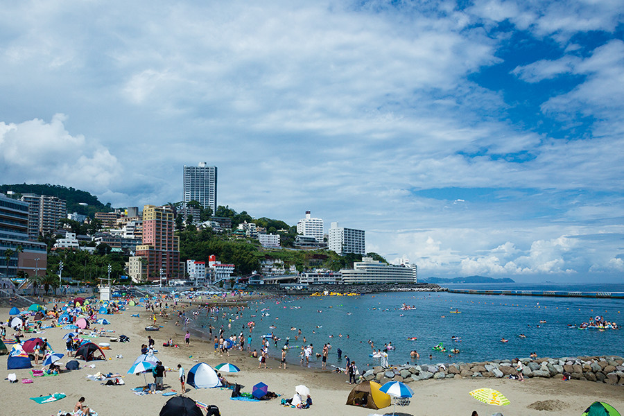 海水浴客で賑わう熱海の「サンビーチ」。