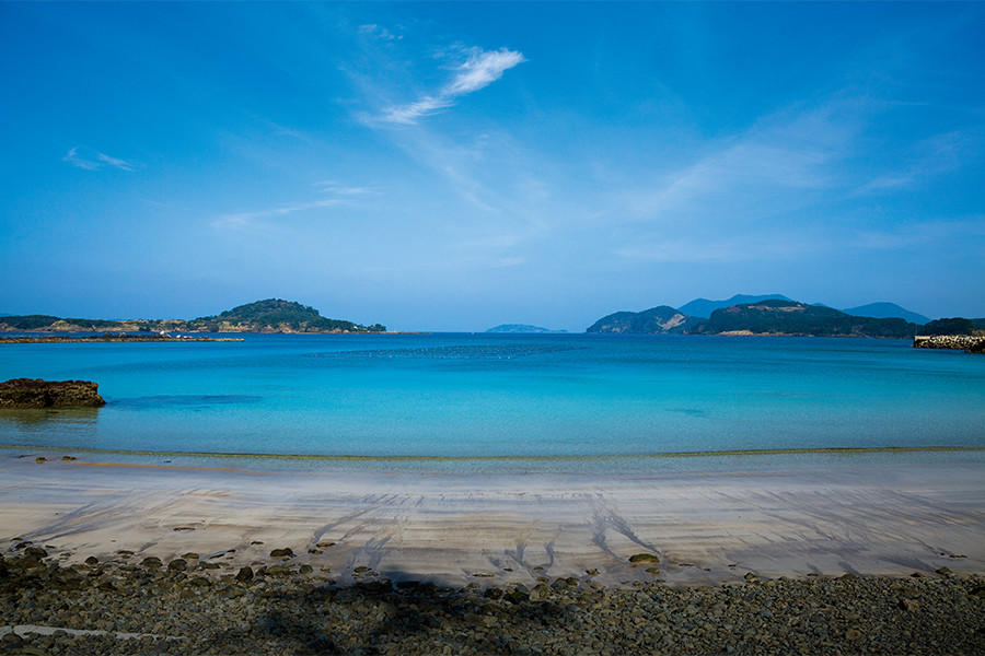 さまざまな藍色が溢れる美しい海岸（長崎・五島列島「小値賀島」）