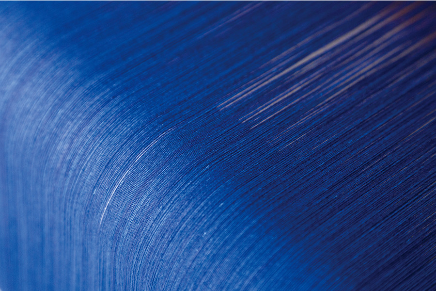 本藍手染めの糸を手織りした美しいテクスチャー。この生地が最高級品「金丹」となる。ちなみに納品は1年待ち