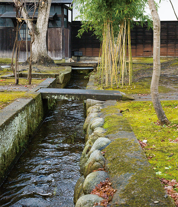 長井市あら町にある「やませ蔵美術館」の庭園を流れる水路。