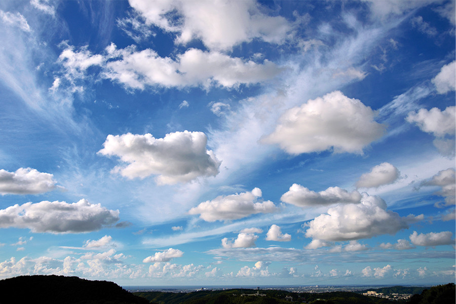 手前の雲は下層の積雲群、奥に見えるのは上層の巻雲。