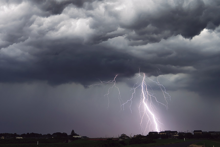 青木さんが「ストーム・チェイサー」として世間に認められた落雷の写真。禍々しいのに美しい。今でもベストショットの一枚（2012年9月6日） 提供：青木豊さん
