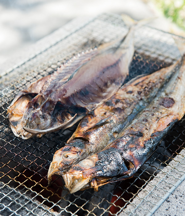 くさやを炭火で焼くと香ばしい匂いが周囲に立ち込める