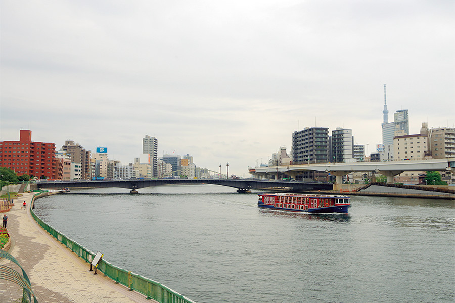 隅田川右岸から上流の両国橋を望む。北斎は生涯のほとんどを左岸の墨田区内で過ごした