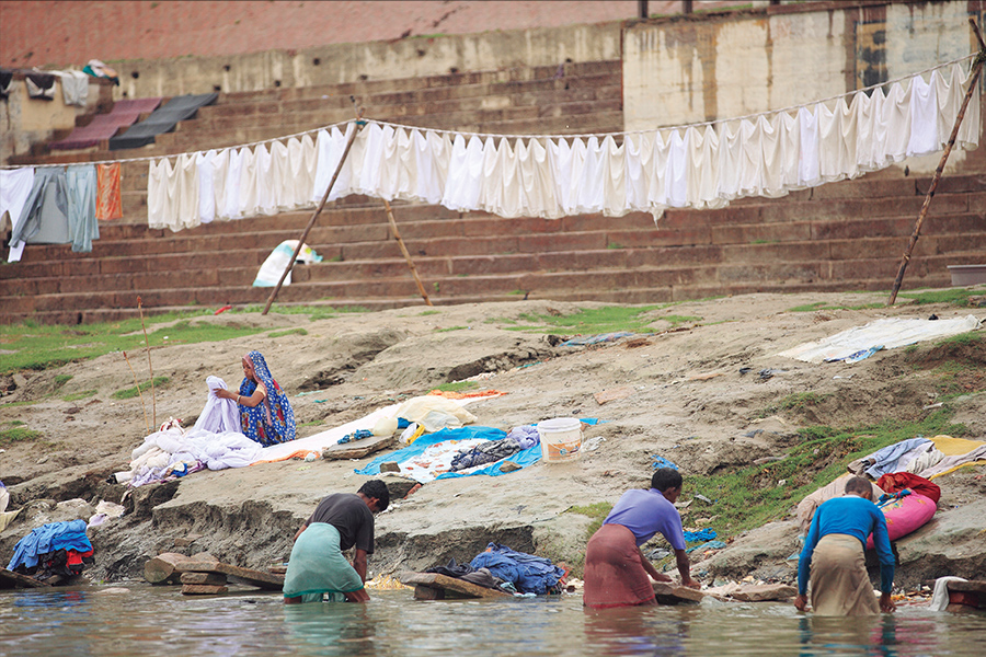 ガンジス川のベナレスで洗濯する人々。