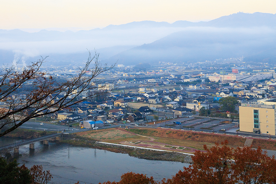 宍粟（しそう）市役所の対岸にある愛宕神社から見た揖保川と出石の舟着き場跡。