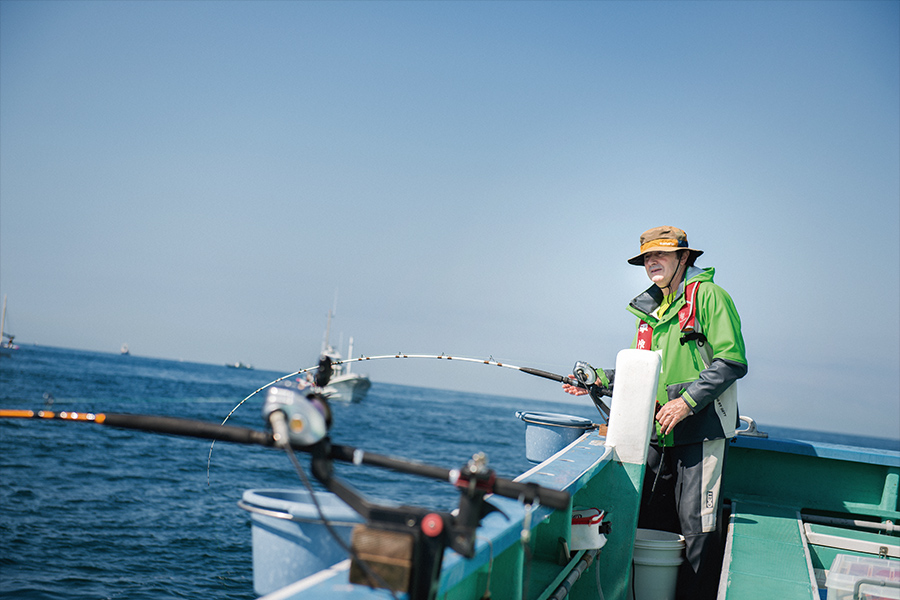 神奈川県横須賀市の久里浜港から釣り船「平作丸（へいさくまる）」に乗り込んでマダイ釣りに挑戦したピーター フランクルさん