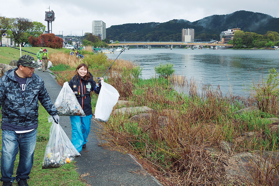 滋賀県大津市の唐橋公園付近で行なわれた「淡海を守る釣り人の会」主催の「第13回 釣り人による清掃活動」