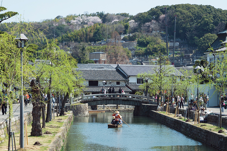 美観地区を象徴する倉敷川と観光川舟