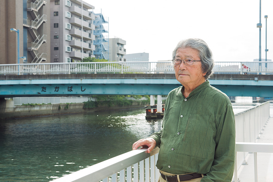 小名木川のほとりで幼少期を過ごした川田さん。生家のすぐそばだった「高橋」を背景に