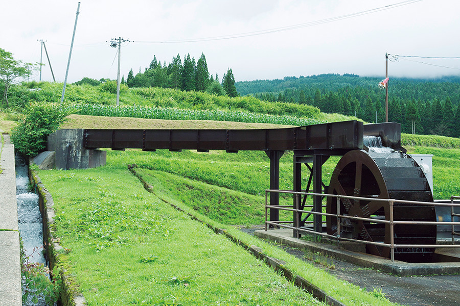 石徹白のシンボル的な存在となっている「上掛け水車」（最大出力2.2kW）。この設置によって隣にある食品加工施設が稼働した