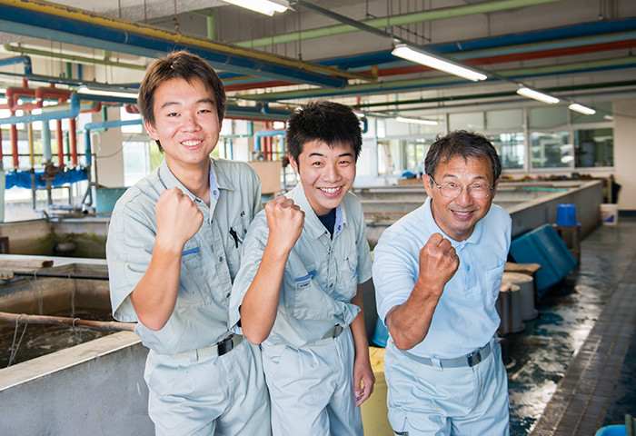 慣れた手つきでウナギを扱っていた〈ウナギ班〉の生徒たちと指導役の先生（右端）