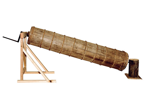 江戸時代に使われた水上輪。昭和時代には川の水を水田に上げる際に用いられたという（佐渡博物館蔵）