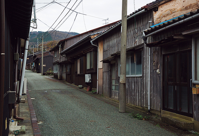 鉱山都市の面影が残る京町通り。初代佐渡奉行の大久保長安によって職業別の町割が行なわれた